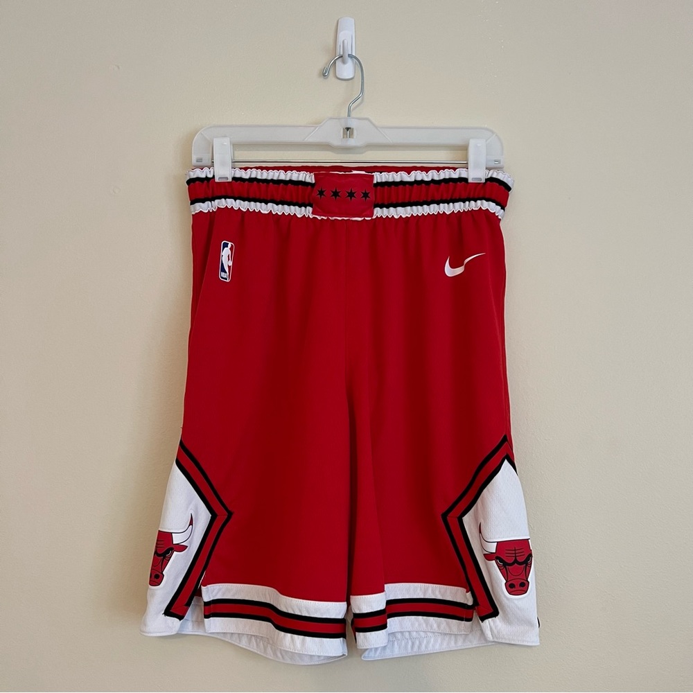 Nike NBA Chicago Bulls Swingman Shorts • Red, Black and White • Mens Size Medium
